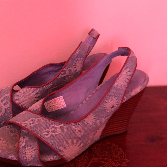 This UGG - Picture 2 of 3